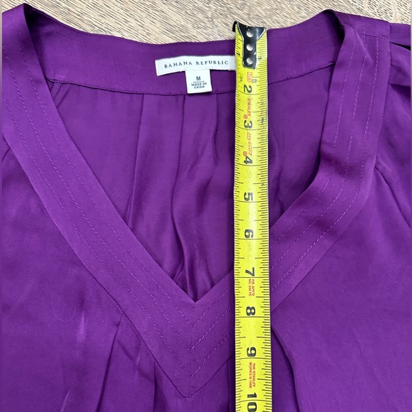 Banana Republic NWOT Flowy Pleated Purple V Neck Silky Satiny Top Blouse Medium - Picture 13 of 16